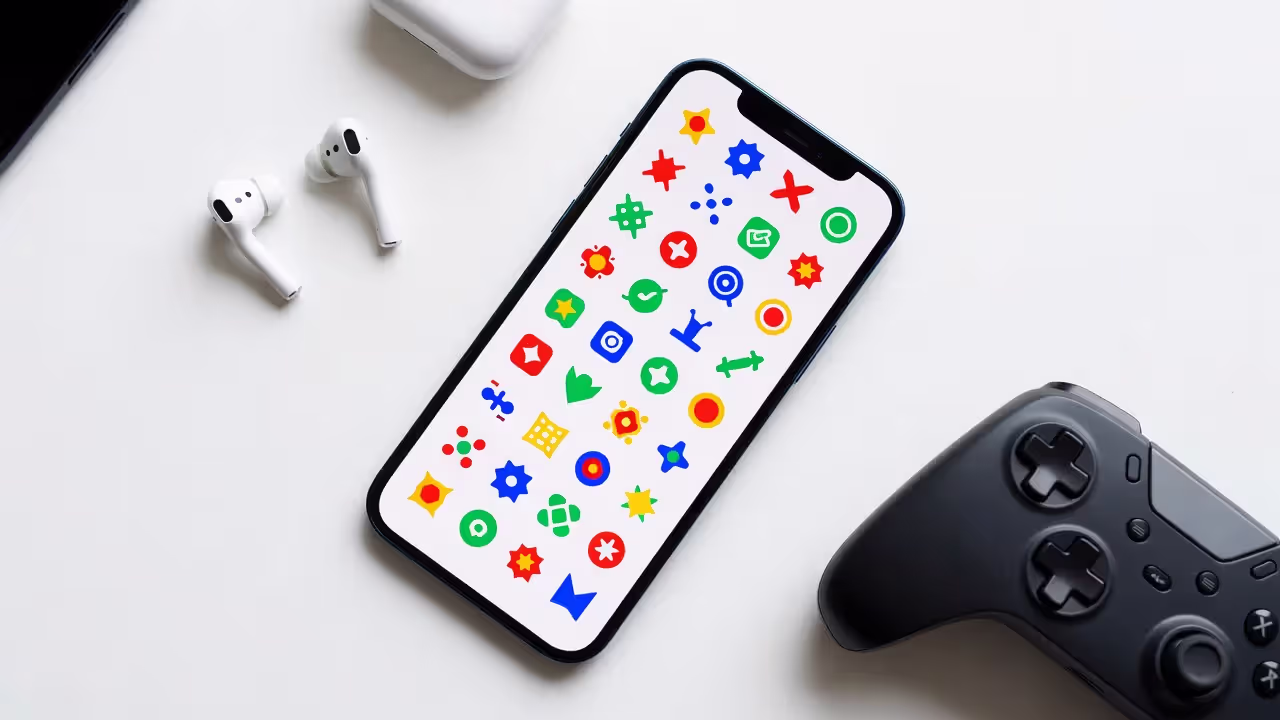 Смартфон с мобильными играми и игровые аксессуары